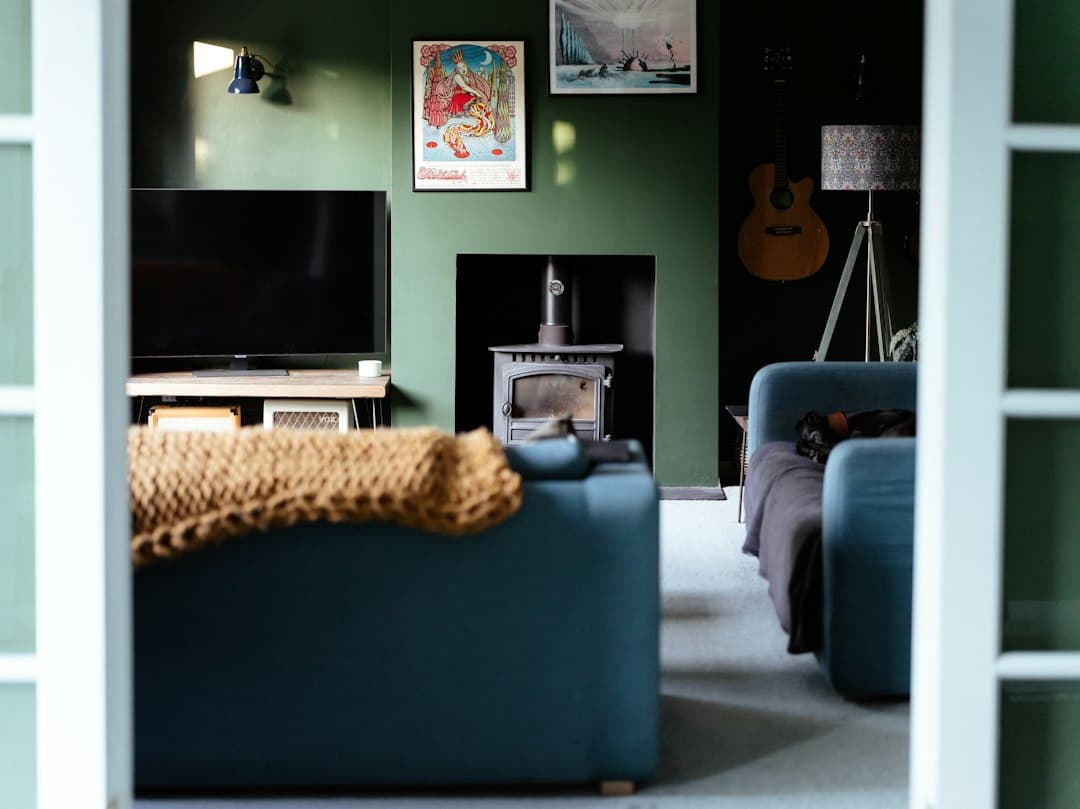 A comfortable living room in the evening with a sofa facing a large television, set up for Varesteam4K premium IPTV