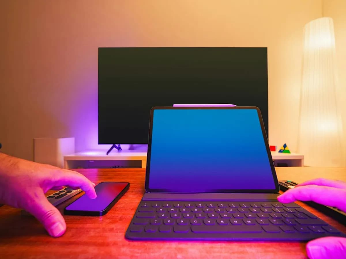 Tablet, smartphone and a TV on a living-room desk, ready for a Varesteam4K free trial